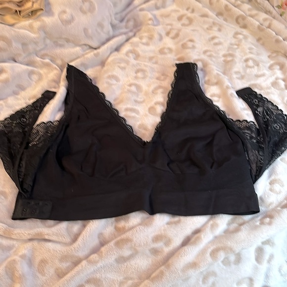 One CaraMia Bra 2X Black-reposh-never worn it is too small! ‼️🔻SALE🔻‼️ - Picture 4 of 8